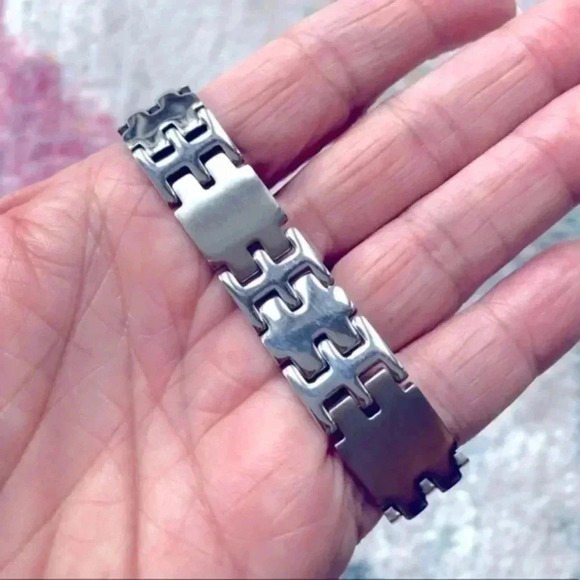 Men’s Solid High Polish Stainless Steel Interlinked Bracelet NWT - Picture 1 of 5